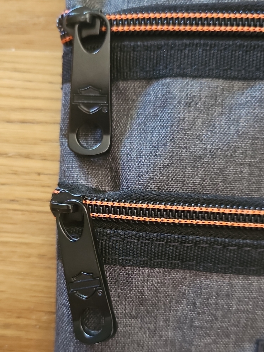 Harley Davidson Gray Crossbody Zipper Sling Bag Adjustable Strap & HD Logo NWOT - Picture 4 of 9